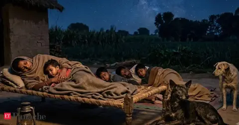 A photo of a family sleeping out under the stars has the internet feeling nostalgic